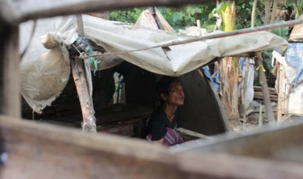 Potret Kemiskinan, Nenek & Kakek di Karawang Ini Hidup di Gubuk Reyot