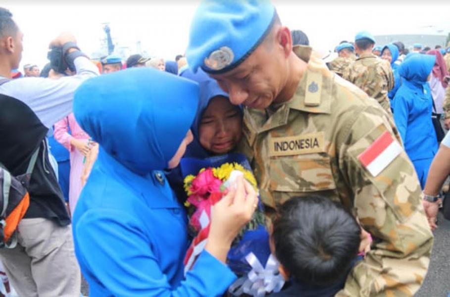 Prajurit Satgas MTF TNI Konga XXVIII-J/UNIFIL Disambut Dengan Suka Cita di Surabaya