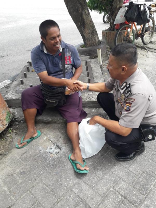 Rasa Peduli, Polresta Pekanbaru Bagi Nasi Bungkus Gratis kepada Petugas Sapu Jalan