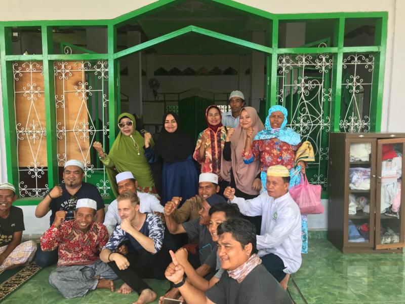 Saleem Vokalis Debu Shalat Bersama Korban Tsunami Sigi di Masjid yang Tersisa, Asep Ruhiat Imamnya