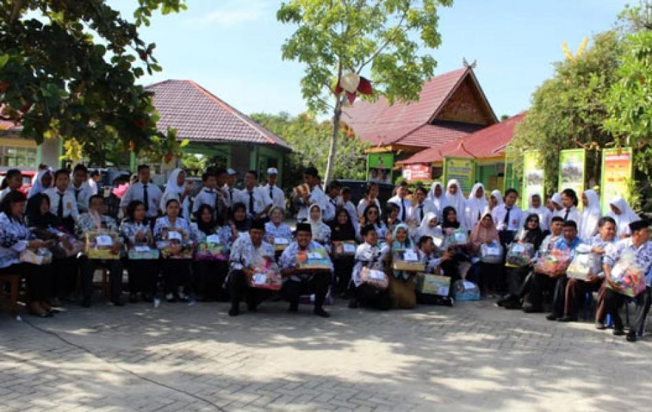 Semarak Hari Guru, Siswa SMPN 33 Pekanbaru Berikan Parsel Untuk Guru