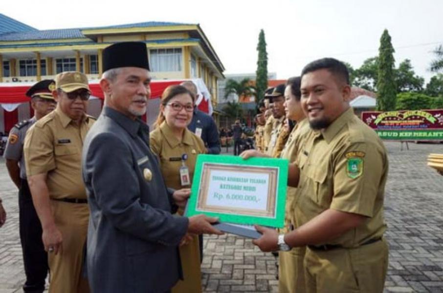 Serahkan Piagam Insan Berprestasi, Wabup Meranti Pembina Apel Hari Kesehatan 2018 