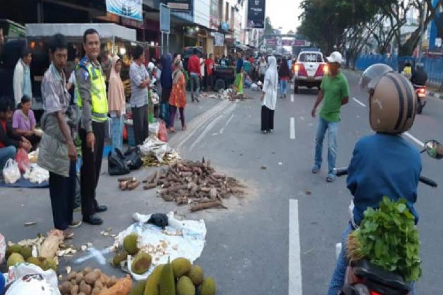 Sopir Mengantuk, Mobil Innova Seruduk 2 Pejalan Kaki dan Pedagang Kaki Lima