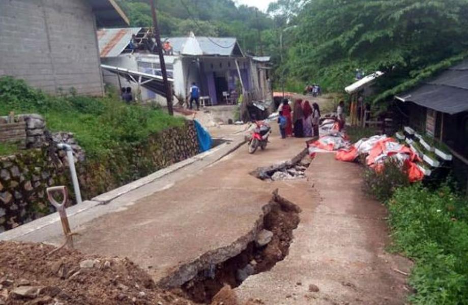Tanah Retak 40 Meter di Sawahlunto, Puluhan Orang Mengungsi