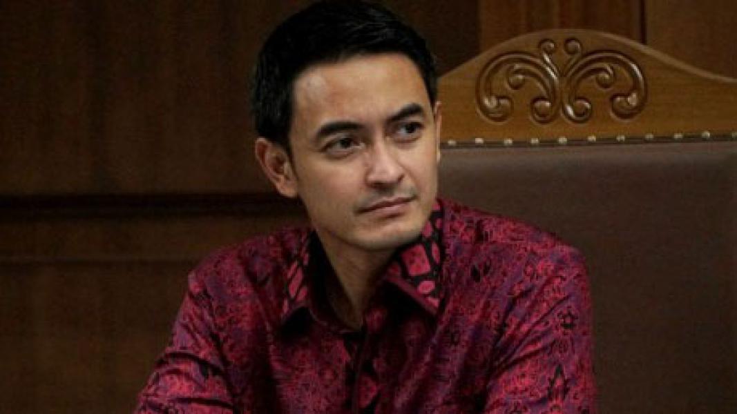 Zumi Zola Dituntut 8 Tahun Penjara