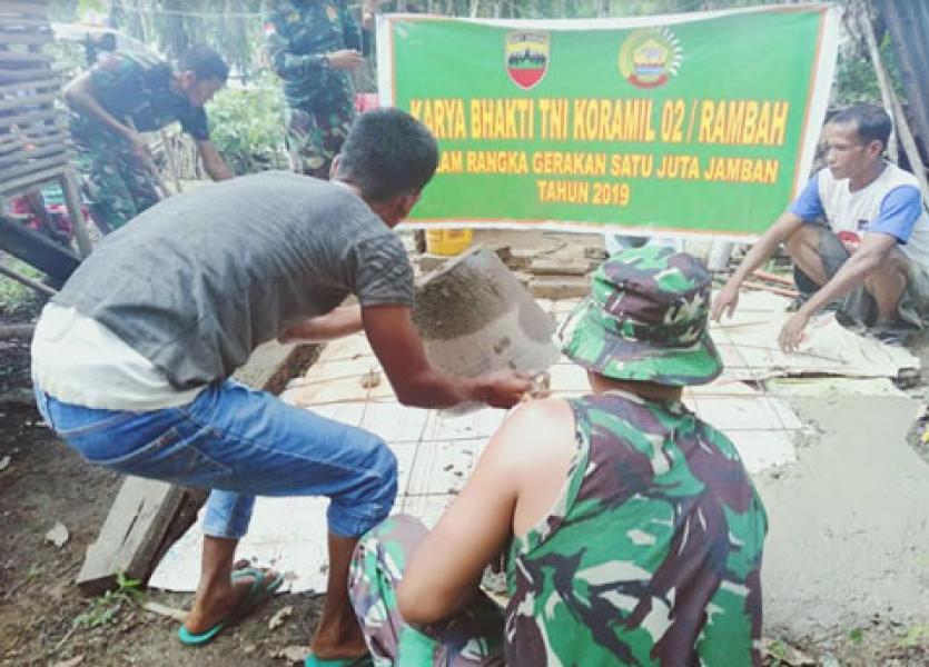 Ajak Hidup Sehat, Koramil 02 Rambah Bangun Jamban Warga