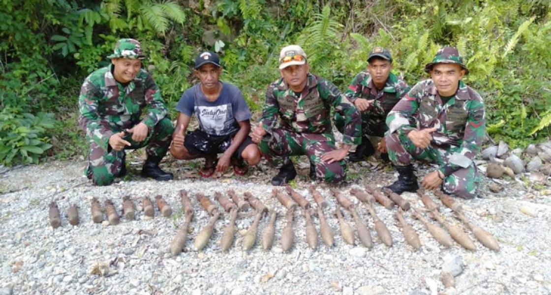 Anggota Satgas Yonif Raider Khusus 136/Tuah Sakti Amankan 36 Butir Munisi, Mortir dan Roket