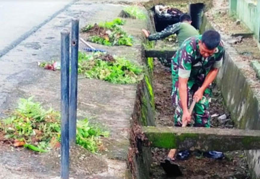 Babinsa Koramil 02 Rambah Bersama Warga Bersihkan Saluran Air