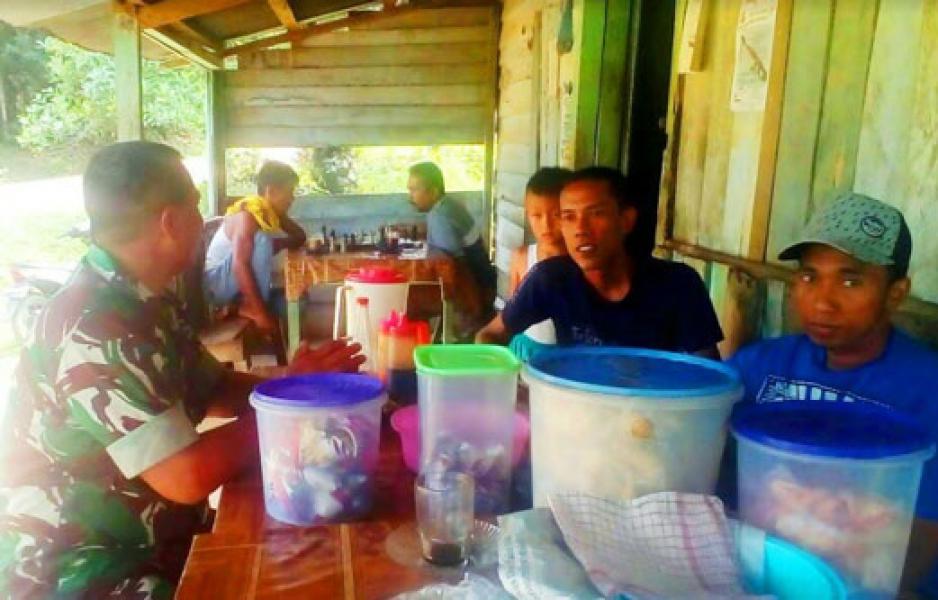 Babinsa Koramil 02 Rambah Komsos Bersama Masyarakat Desa Pasir Makmur 