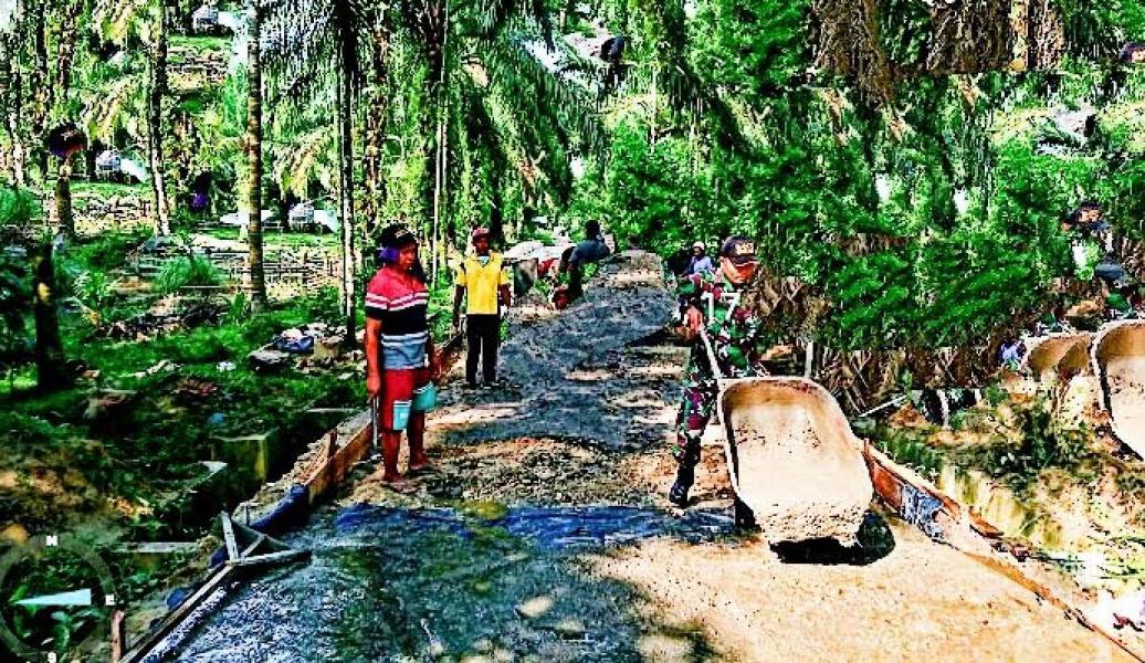 Babinsa Koramil 11 Tambusai Bantu Bangun Jalan