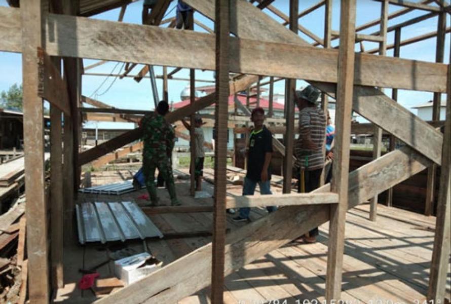 Babinsa Koramil 15/KK Kodim 0313/Kpr Bantu Renovasi Rumah Warga Kurang Mampu