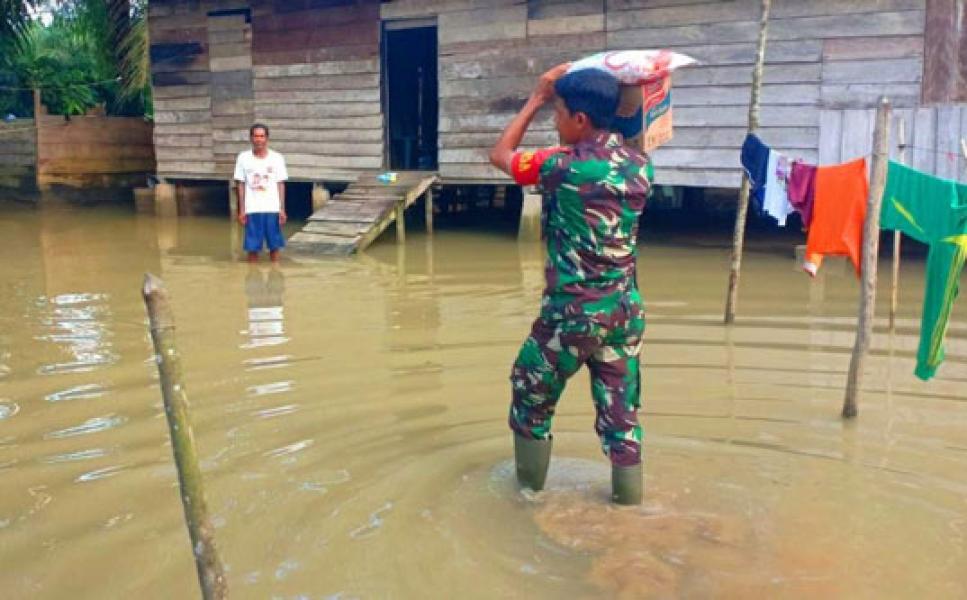 Babinsa TNI Koramil 10 Kunto Darussalam Bantu Masyarakat Korban Banjir