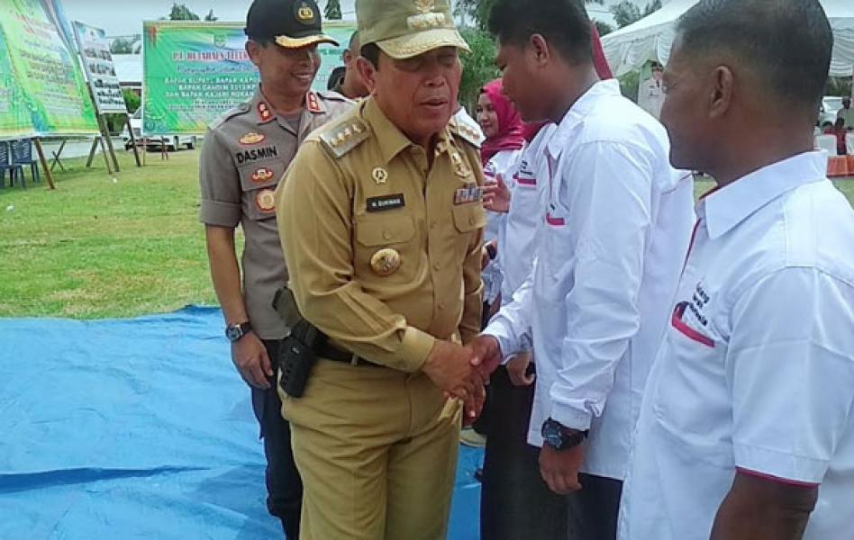 Beredar Foto Bupati Rohul Diduga Bawa Pistol Saat Upacara 