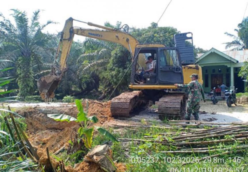 Cegah Banjir, Koramil 15/KK Kodim 0313/Kpr Bongkar Gorong-gorong Bangun Box Culvert