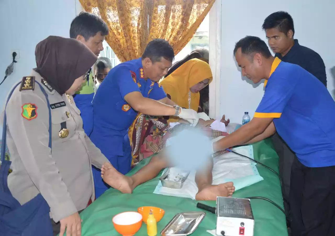 Ditpolairud Polda Riau Gelar Khitanan Massal dan Bagi Sembako