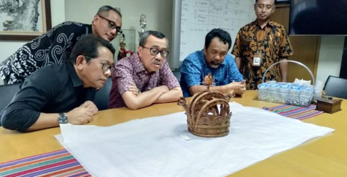 Gubri Saksikan Mahkota Sultan Siak di Museum Nasional