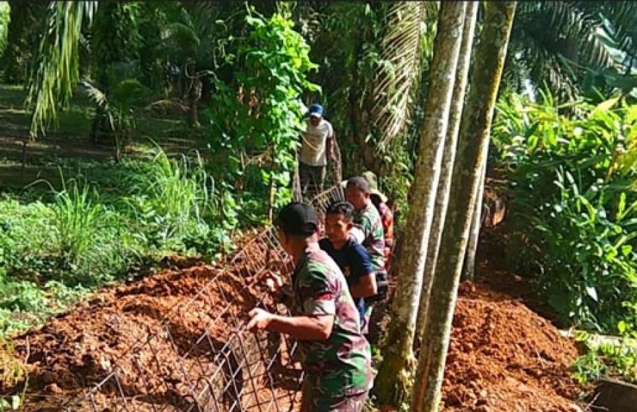 Ingat, Serda Mujiono Bersama Koptu Syahrizal Nasution Bantu Warga     