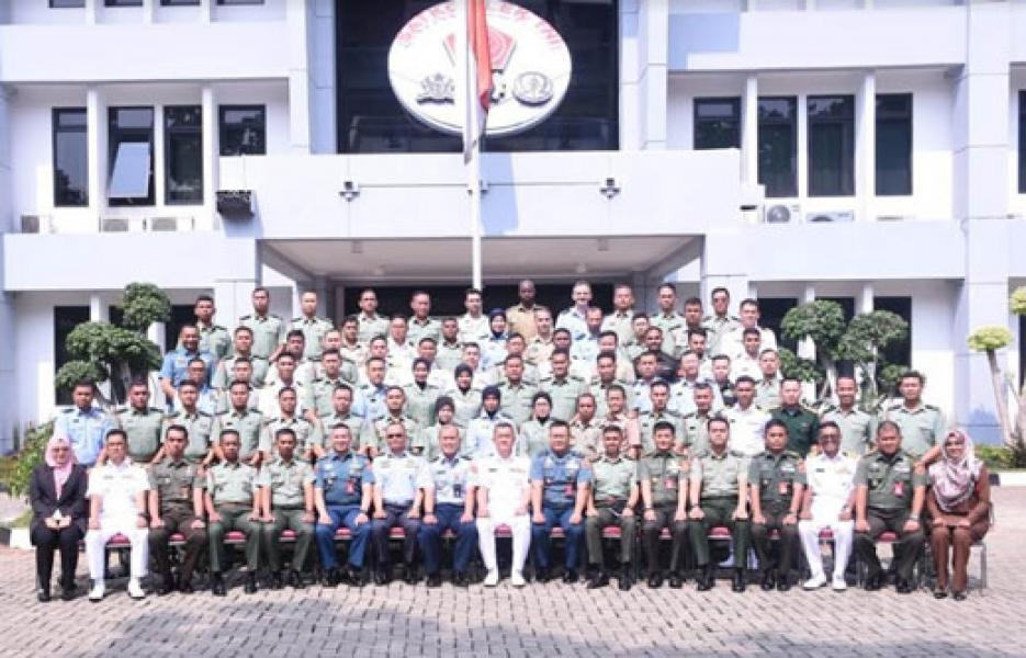 Kapuskersin TNI Terima Kunjungan Siswa MCSC Malaysia
