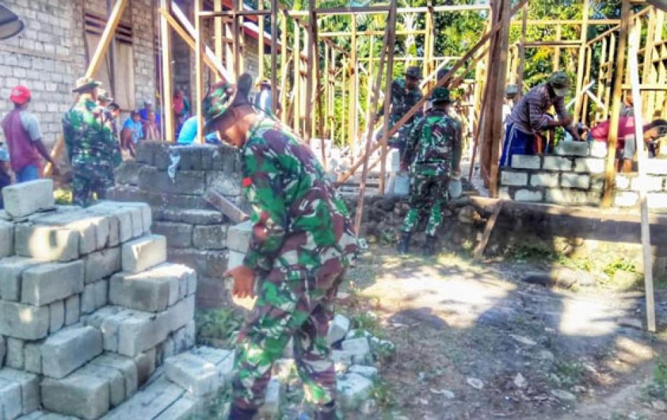 Kemanunggalan Satgas Yonif RK 136/TS Bersama Masyarakat Melalui Tradisi Masohi