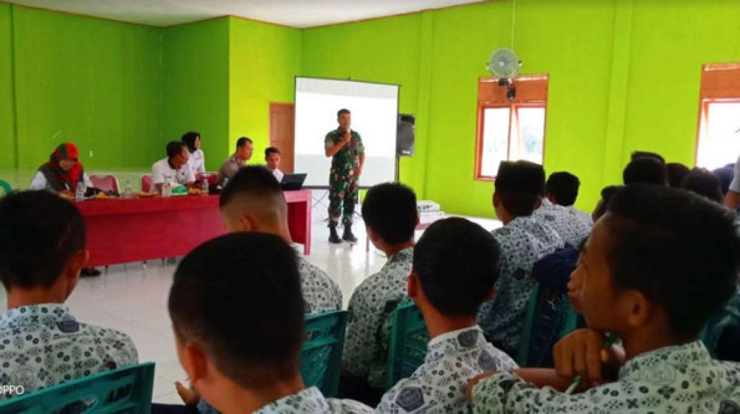 Koptu Safran HS Beri Penyuluhan Bahaya Narkoba di SMPN 08 Kunto Darussalam