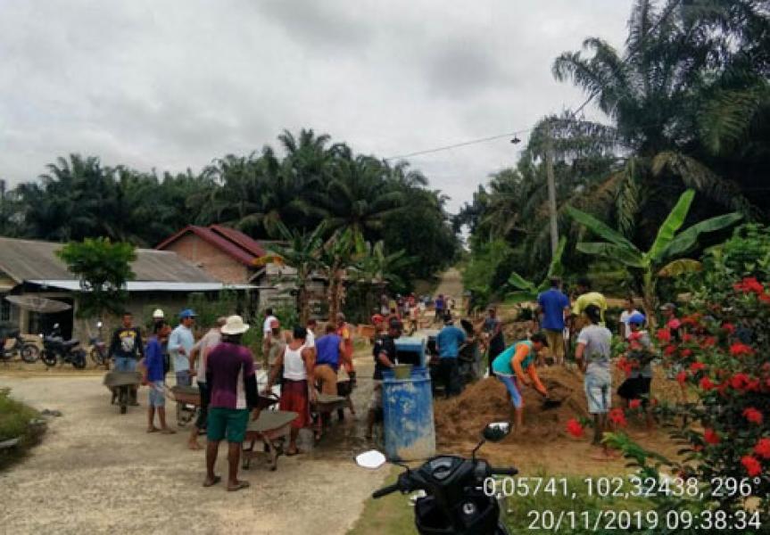 Koramil 15/KK Kodim 0313/Kpr Bersama Warga Tetap Semangat Selesaikan Karya Bakti