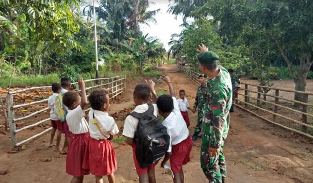 Maknai Jiwa Pahlawan Masa Kini, Anggota TNI Pamtas RI-PNG Antarkan Siswa Pergi Sekolah