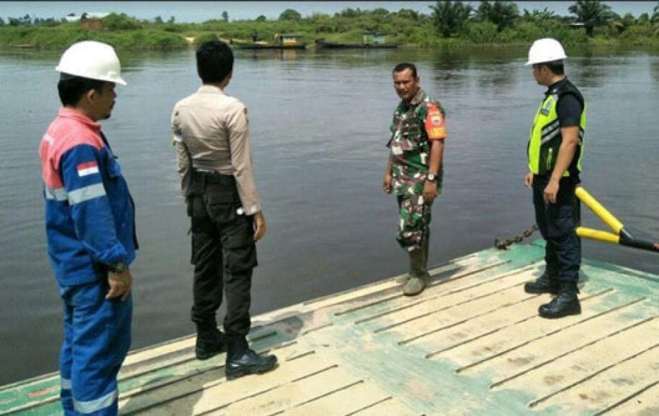 Memasuki Musim Penghujan, Babinsa Koramil 10 Bersama Bhabinkamtibmas Tinjau Debet Air Sei Rokan