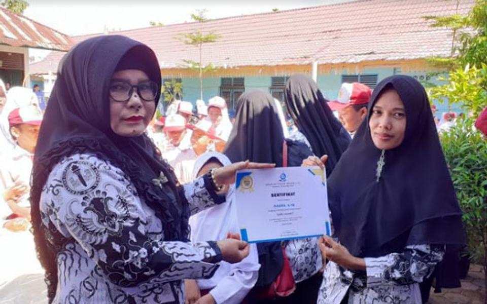 Meriahkan HUT PGRI, Guru-guru di SDN 170 Pekanbaru saling Tukar Kado 