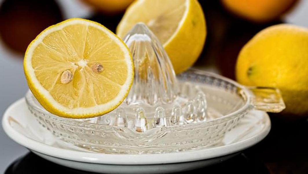 Minum Air Lemon Hangat Tiap Pagi Bikin Perut Bebas Buncit