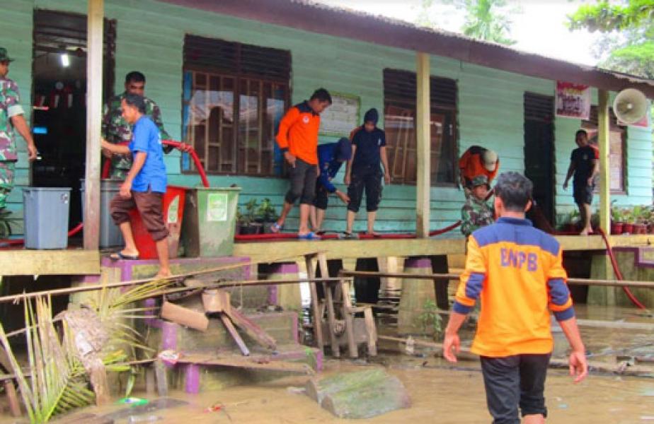 Pasca Banjir, TNI POLRI Dan BPBD Rohul Beserta Damkar Goro Bersihkan Sekolah