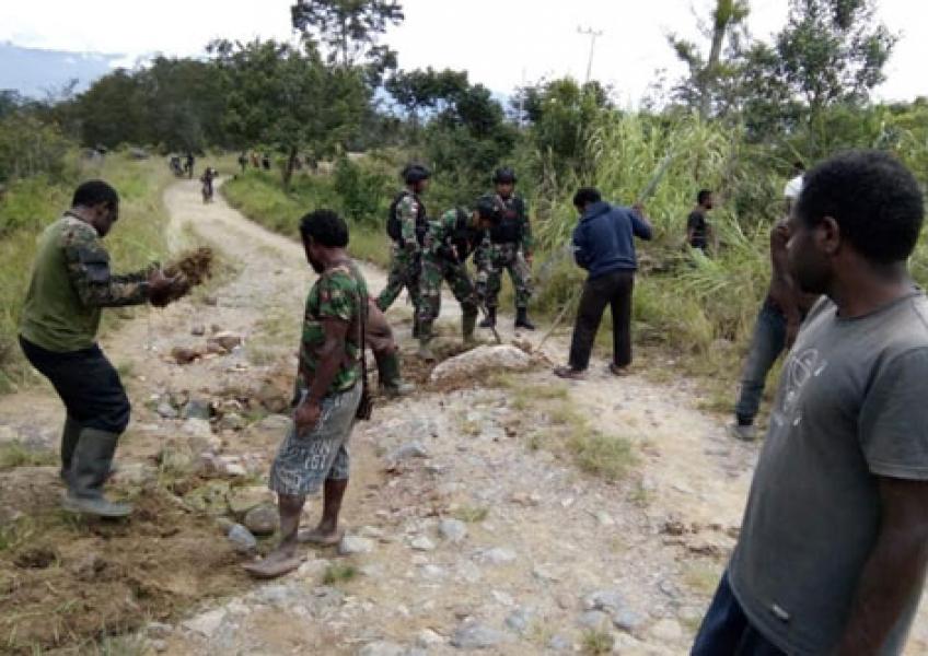 Peduli Warga, Satgas Pamtas RI-PNG Yonif Raider 514/SY Bantu Perbaikan Jalan