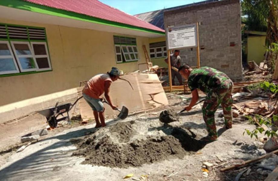 Personel Satgas Ops Pamrahwan Maluku Yonif 136 Bantu Renovasi Sekolah