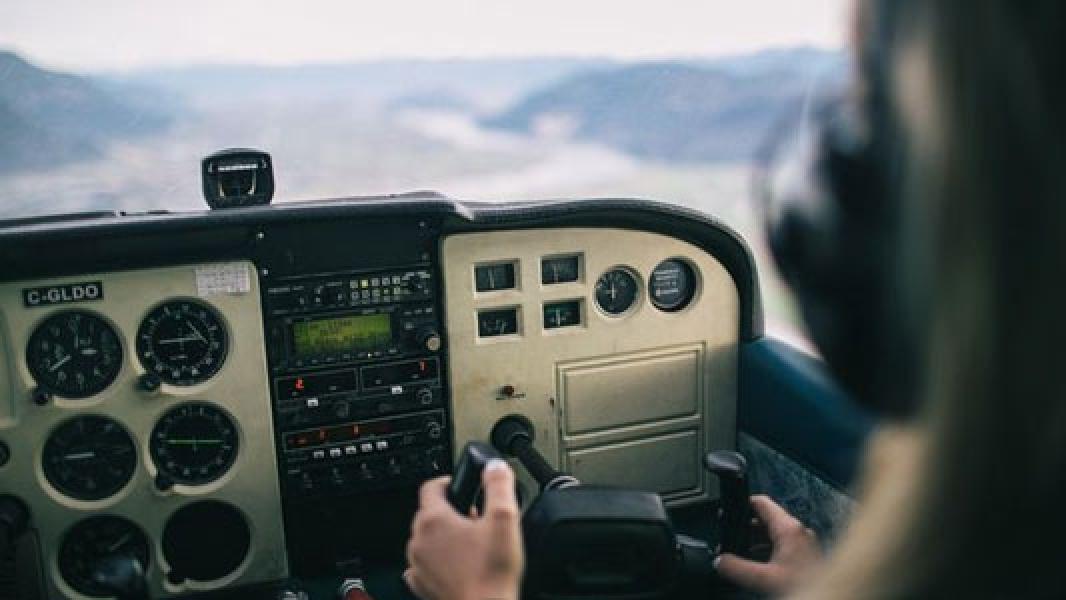 Pilot Dilarang Terbang karena Ketahuan Bawa Wanita ke Kokpit