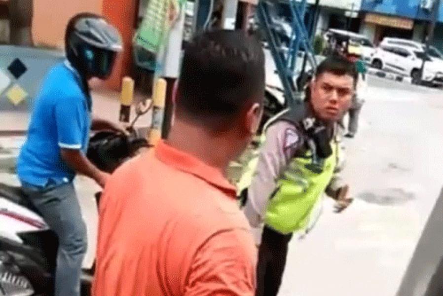 Polisi Hentikan Mobil Ambulans Bawa Pasien dan Pukul Sopirnya