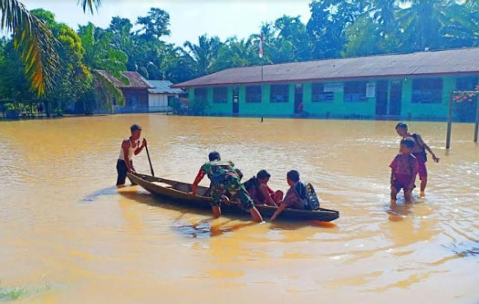 Prajurit TNI Babinsa Koramil 10 Bantu Evakuasi Korban Banjir Rohul