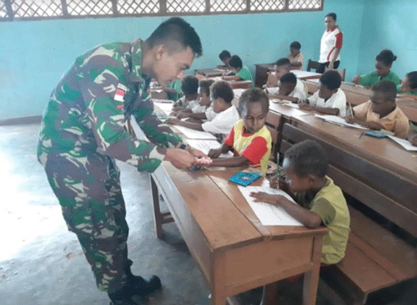 Satgas Pamtas RI-PNG Yonif 411 Kostrad Gelar Lomba Mewarnai di SD Toray Papua