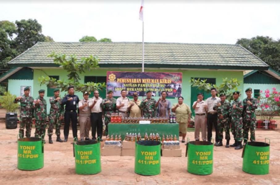 Satgas Pamtas RI-PNG Yonif 411 Kostrad Musnahkan 1.236 Botol Miras Ilegal