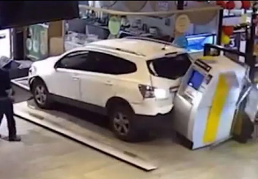 Tabrak Mesin ATM dengan Mobil, Dua Perampok Gagal Bawa Uang Curian
