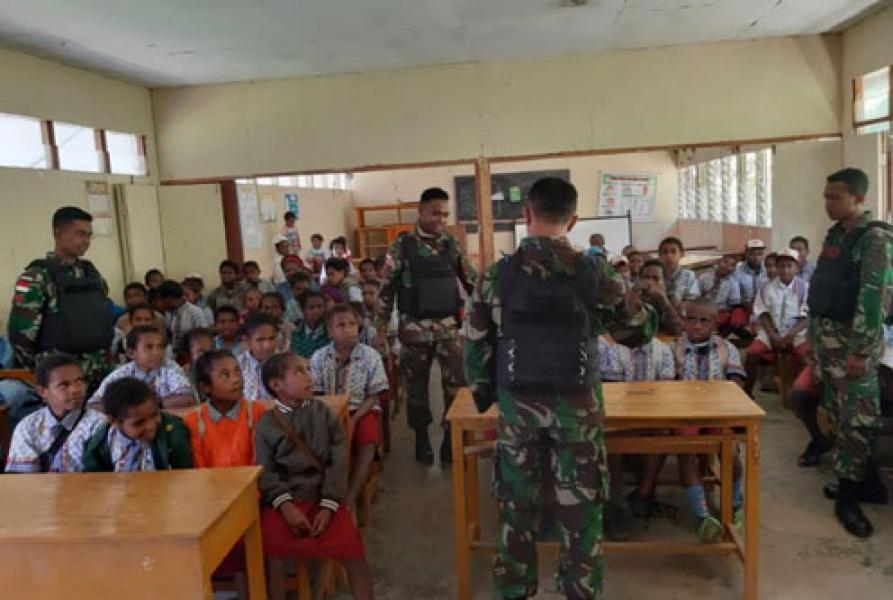 Tanamkan Cinta Tanah Air, Satgas Pamtas RI-PNG Yonif Raider 514 Ajarkan Lagu-Lagu Nasional