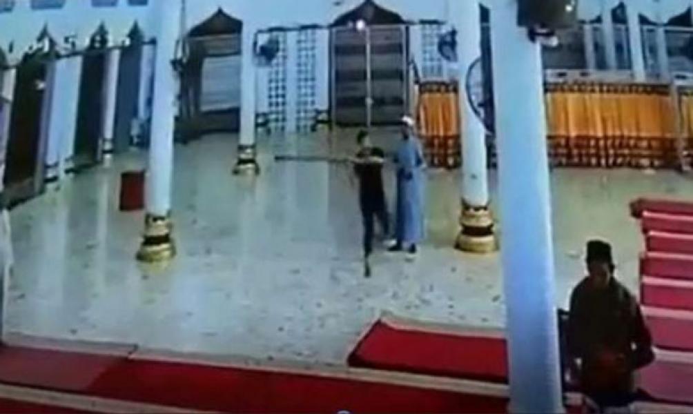 Viral, Pemuda Ngamuk Hancurkan Fasilitas Masjid di Aceh