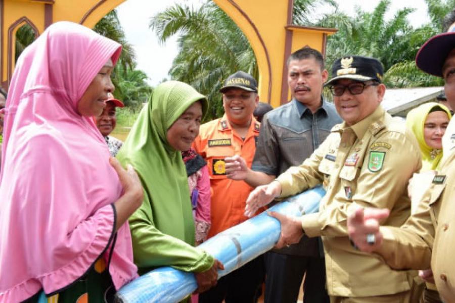 Wakil Gubernur Riau Serahkan Bantuan ke Warga Terdampak Banjir di Rohul