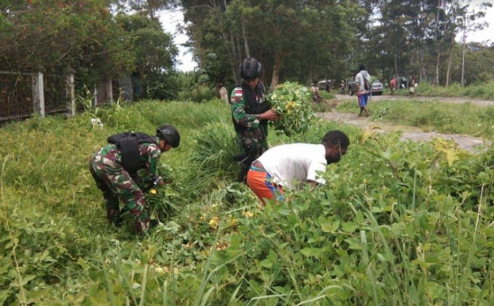 Wujudkan Lingkungan Asri, Prajurit Satgas Yonif 514/SY Bersihkan Kampung Musaima