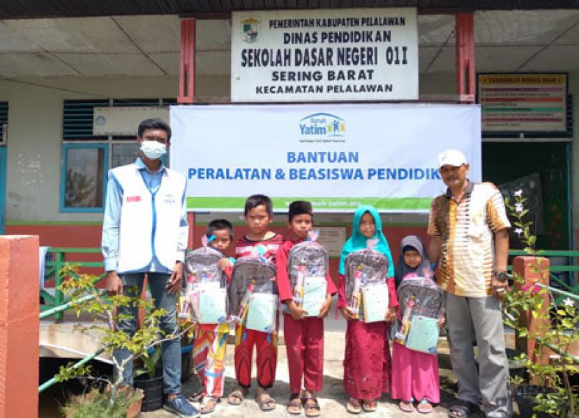 Bantuan Pendidikan untuk SDN 011 Sering Barat Riau