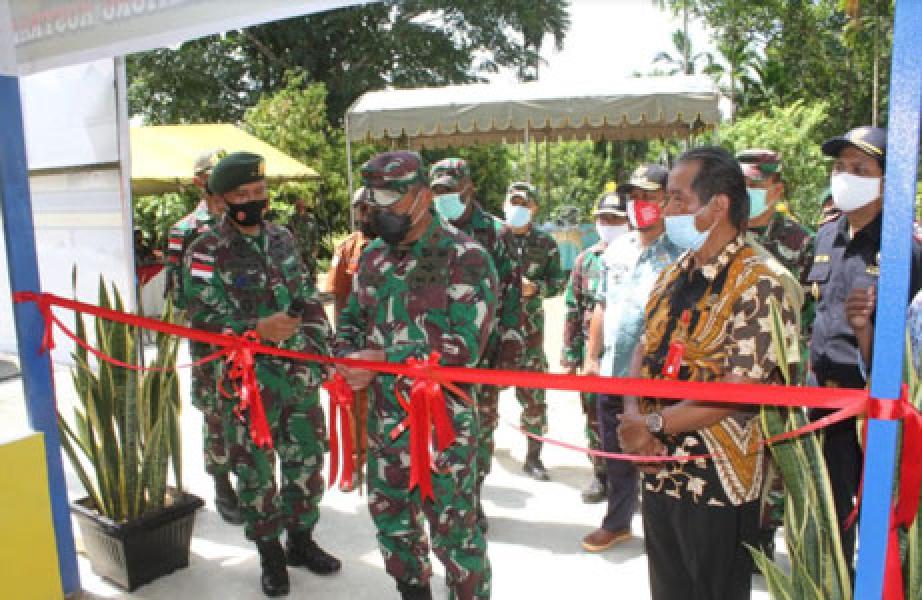 Bersama Dankolakopsrem 172/PWY, Satgas Yonif 413 Kostrad Resmikan Perbaikan Gereja di Kampung Yowong