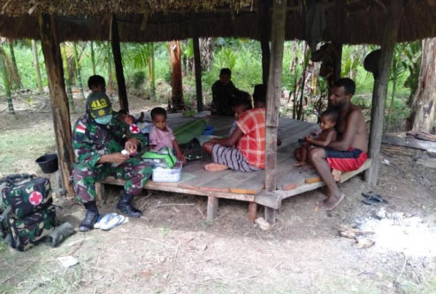 Cuaca Tidak Menentu, Satgas Yonif 413 Kostrad Jamin Kesehatan Masyarakat