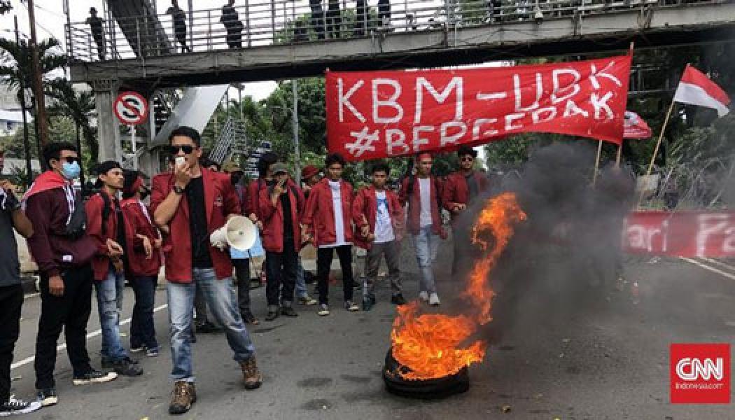Demo Omnibus Law, Mahasiswa Bakar Ban di Kawasan Patung Kuda