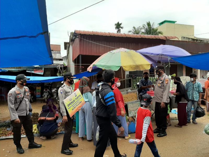 Disiplinkan Masyarakat Polsek Ukui Gelar Rutin Operasi Yustisi di Pasar Tradisional 