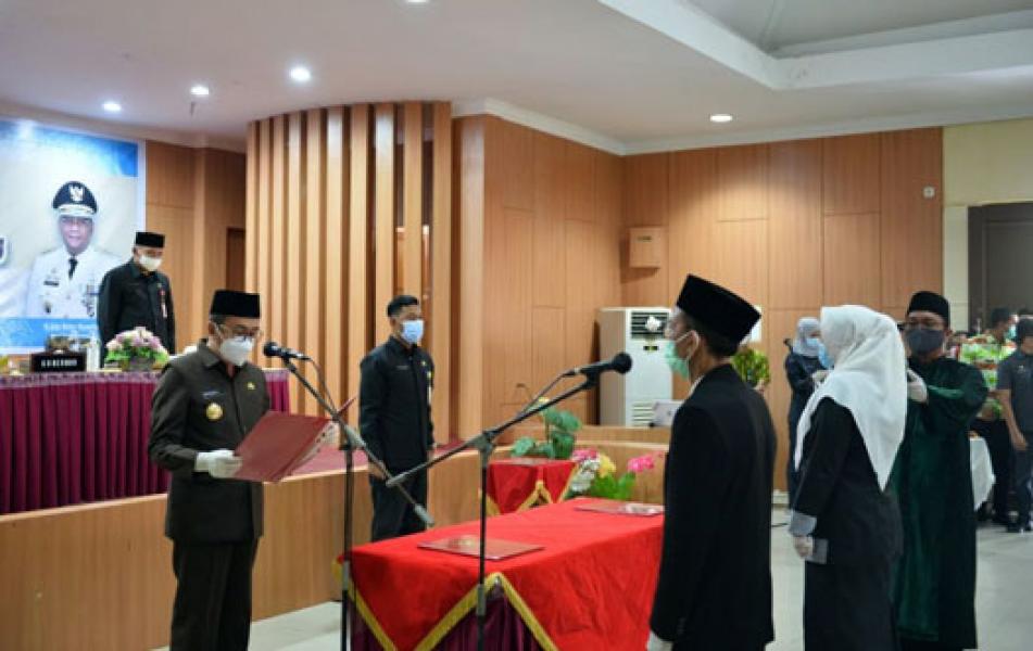 Gubri Lantik 75 Kepala Sekolah SMA/SMK/SLB Negeri se-Riau