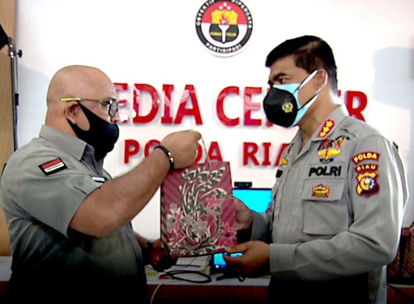 HUT ke-69 Humas Polri, Polda Riau Serahkan Bantuan Masker, Vitamin dan Handsanitizer ke Jurnalis