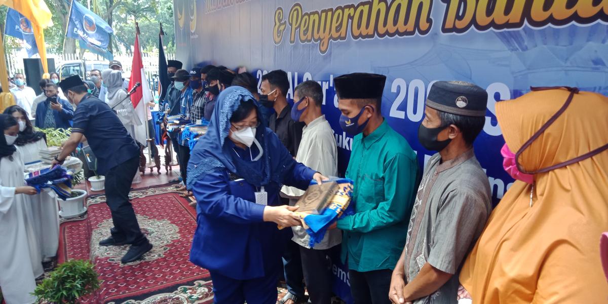 HUT ke 9, Partai Nasdem Riau Bagikan 2.000 Al Quran dan Sajadah ke Suku Akit Mualaf